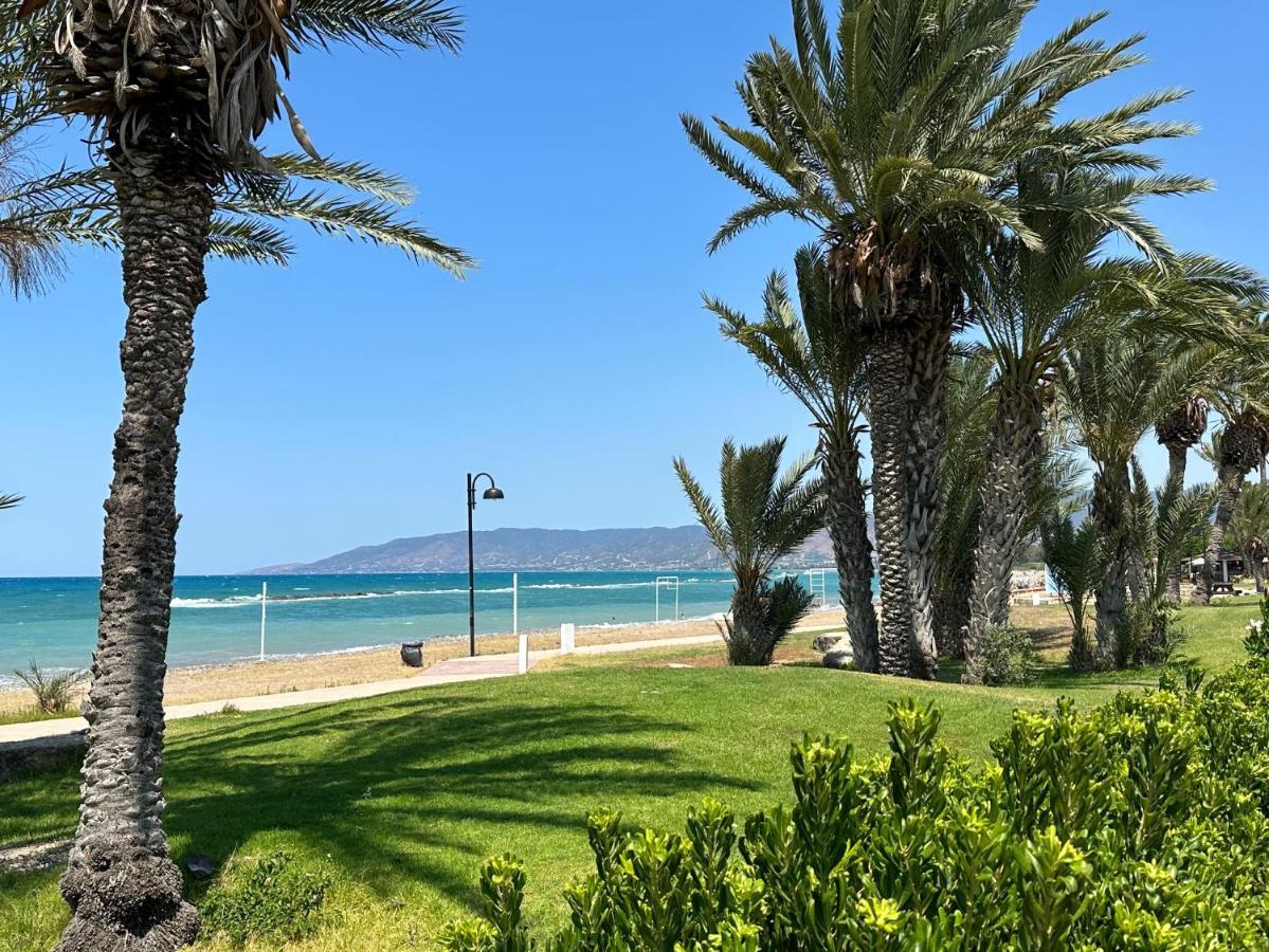 Path Latchi Beachfront Apartments エクステリア 写真