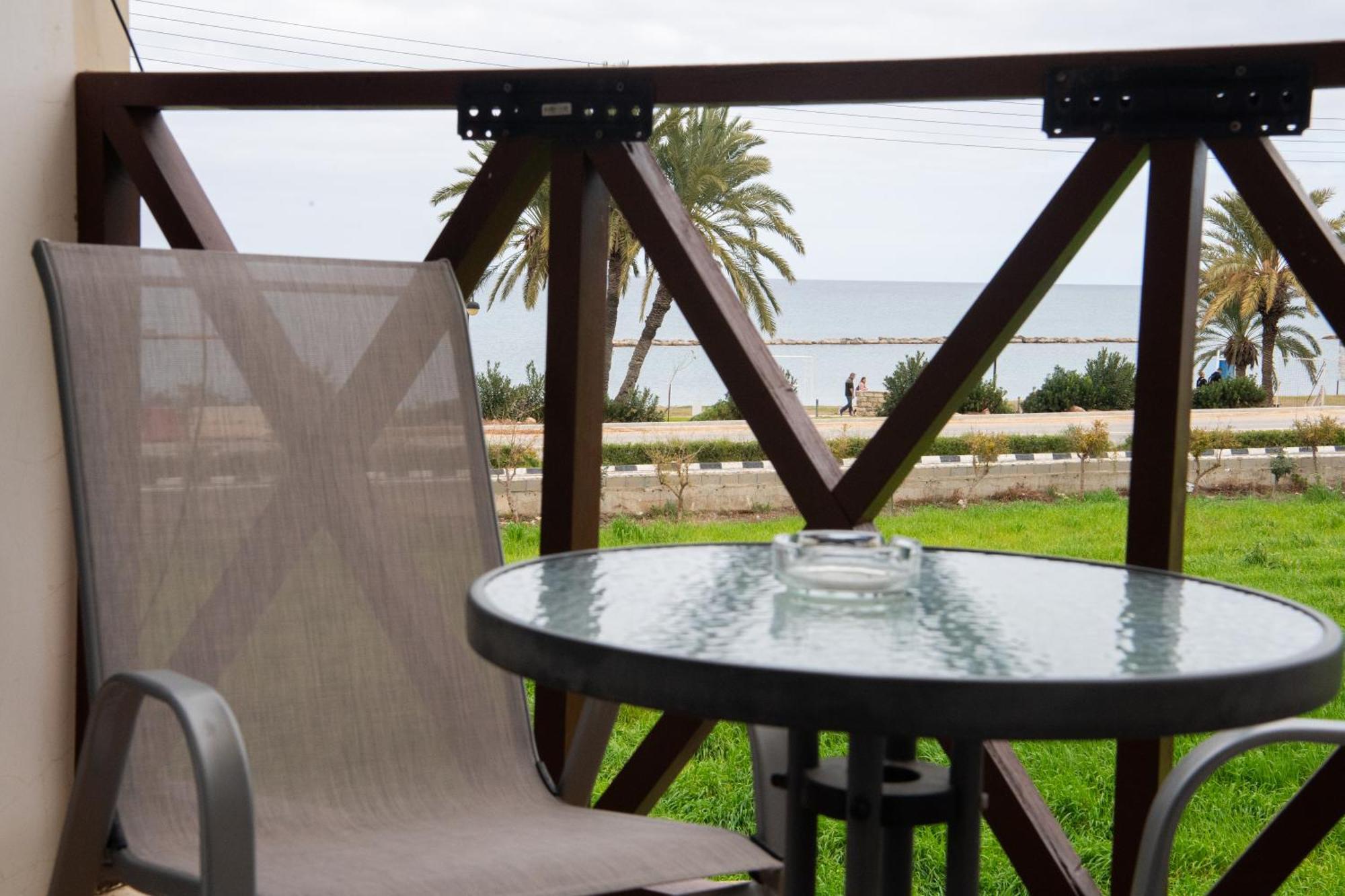 Path Latchi Beachfront Apartments エクステリア 写真