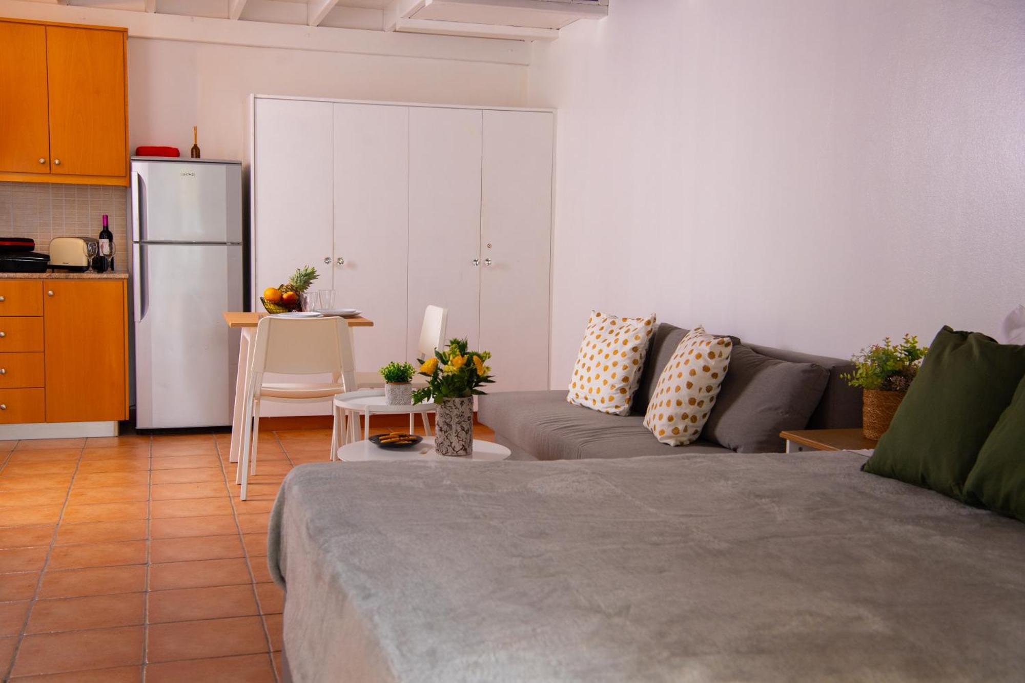 Path Latchi Beachfront Apartments エクステリア 写真