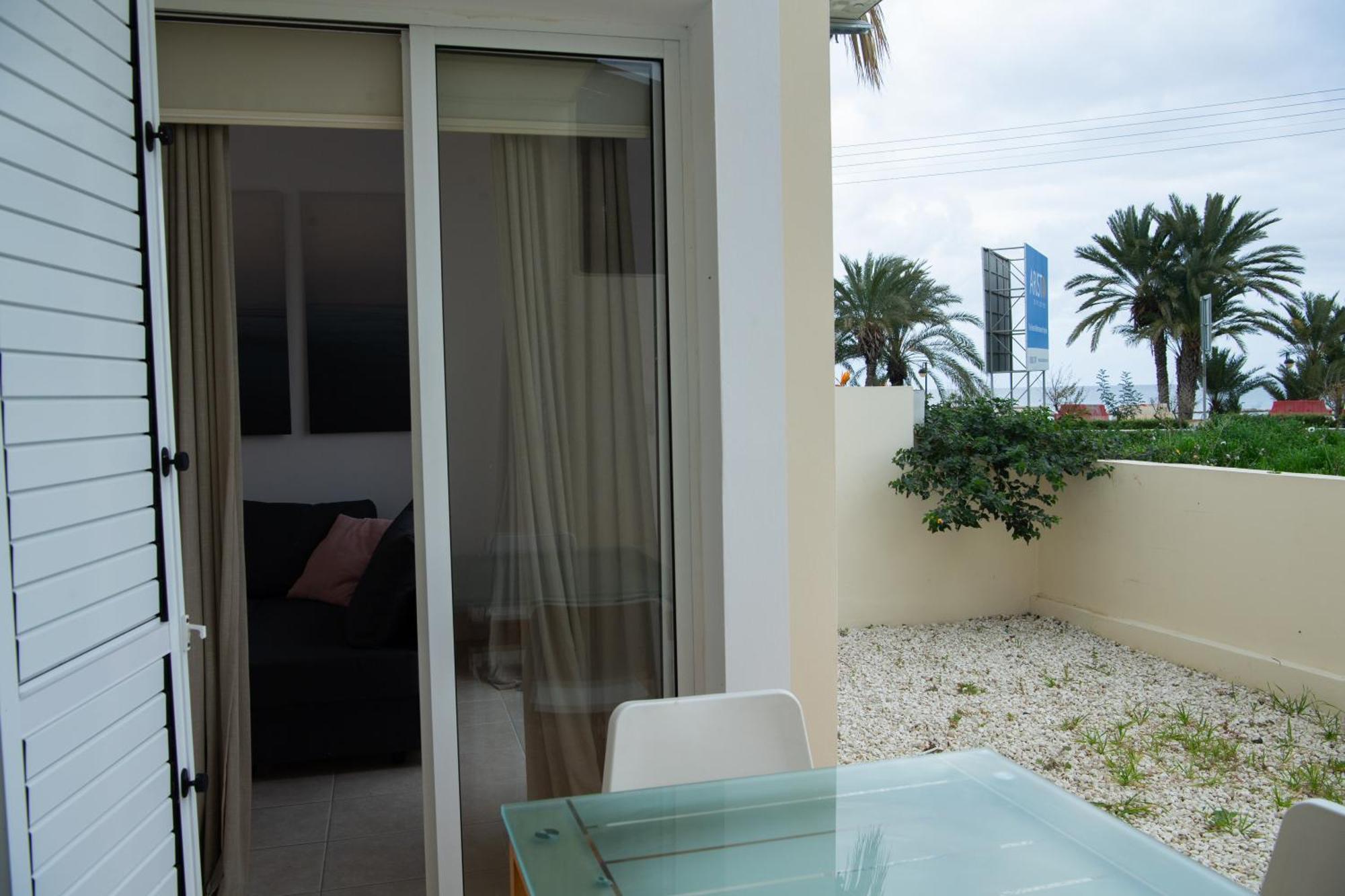 Path Latchi Beachfront Apartments エクステリア 写真