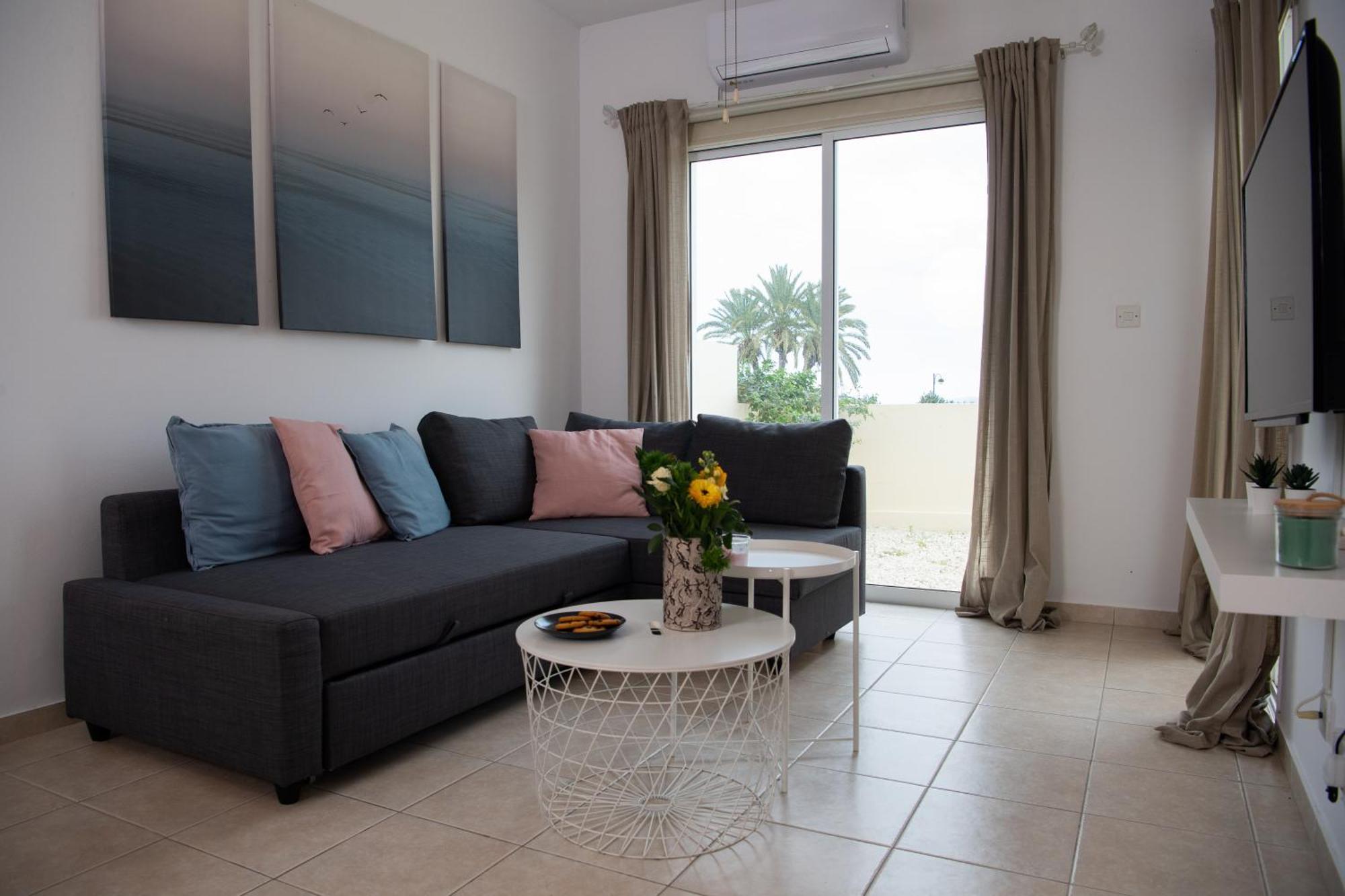 Path Latchi Beachfront Apartments エクステリア 写真