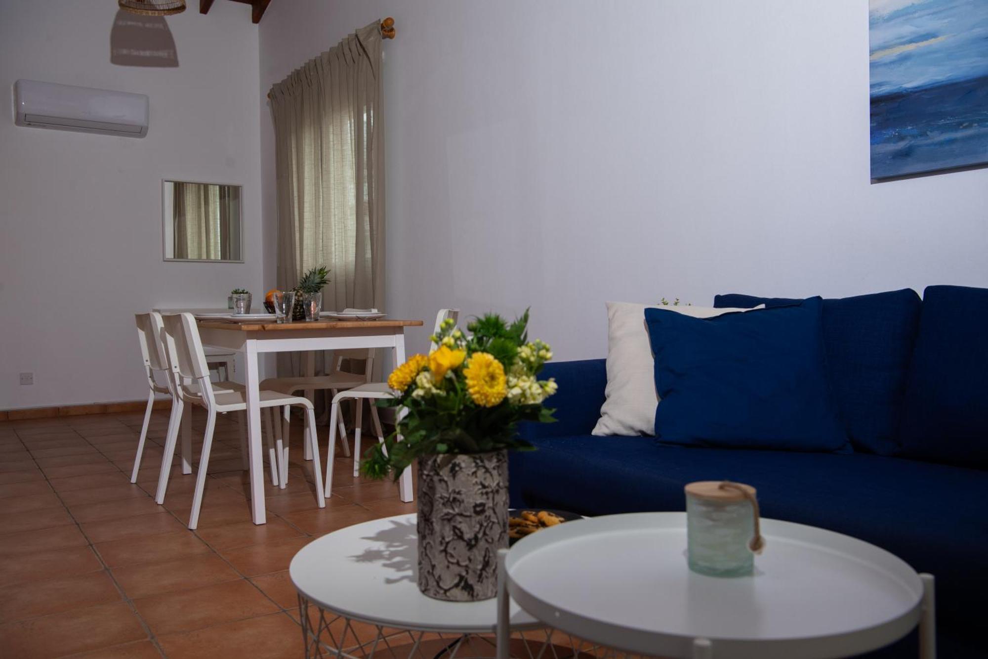 Path Latchi Beachfront Apartments エクステリア 写真