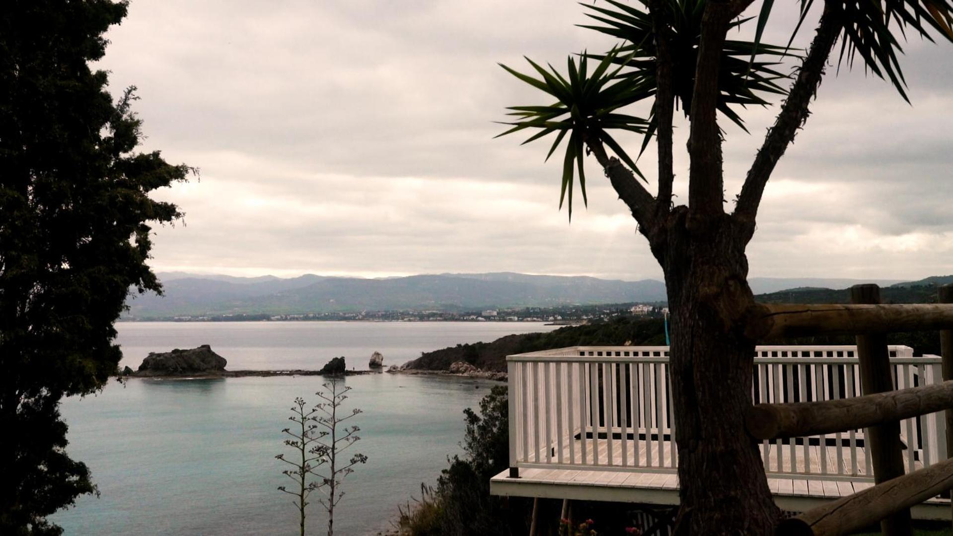 Path Latchi Beachfront Apartments エクステリア 写真