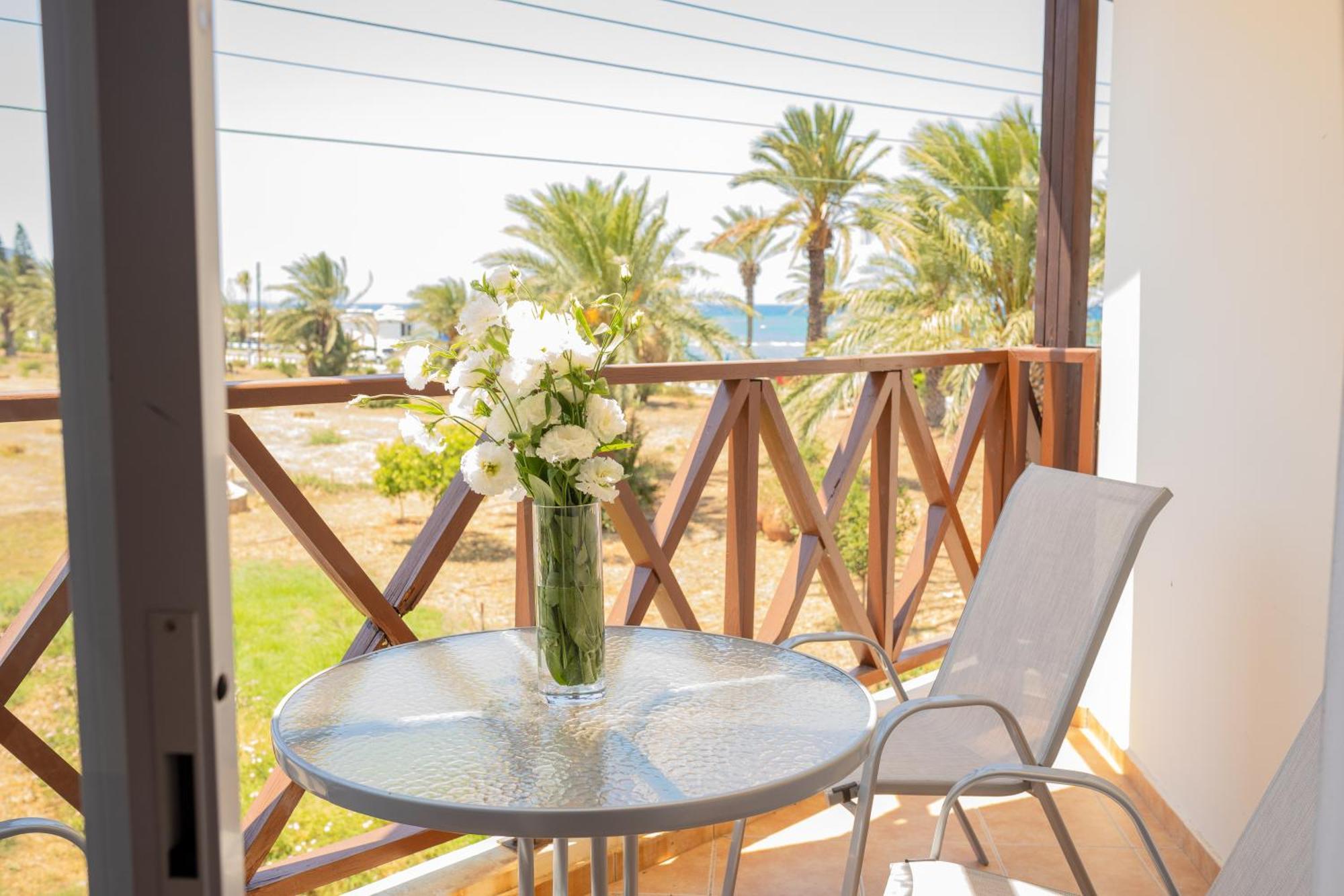 Path Latchi Beachfront Apartments エクステリア 写真