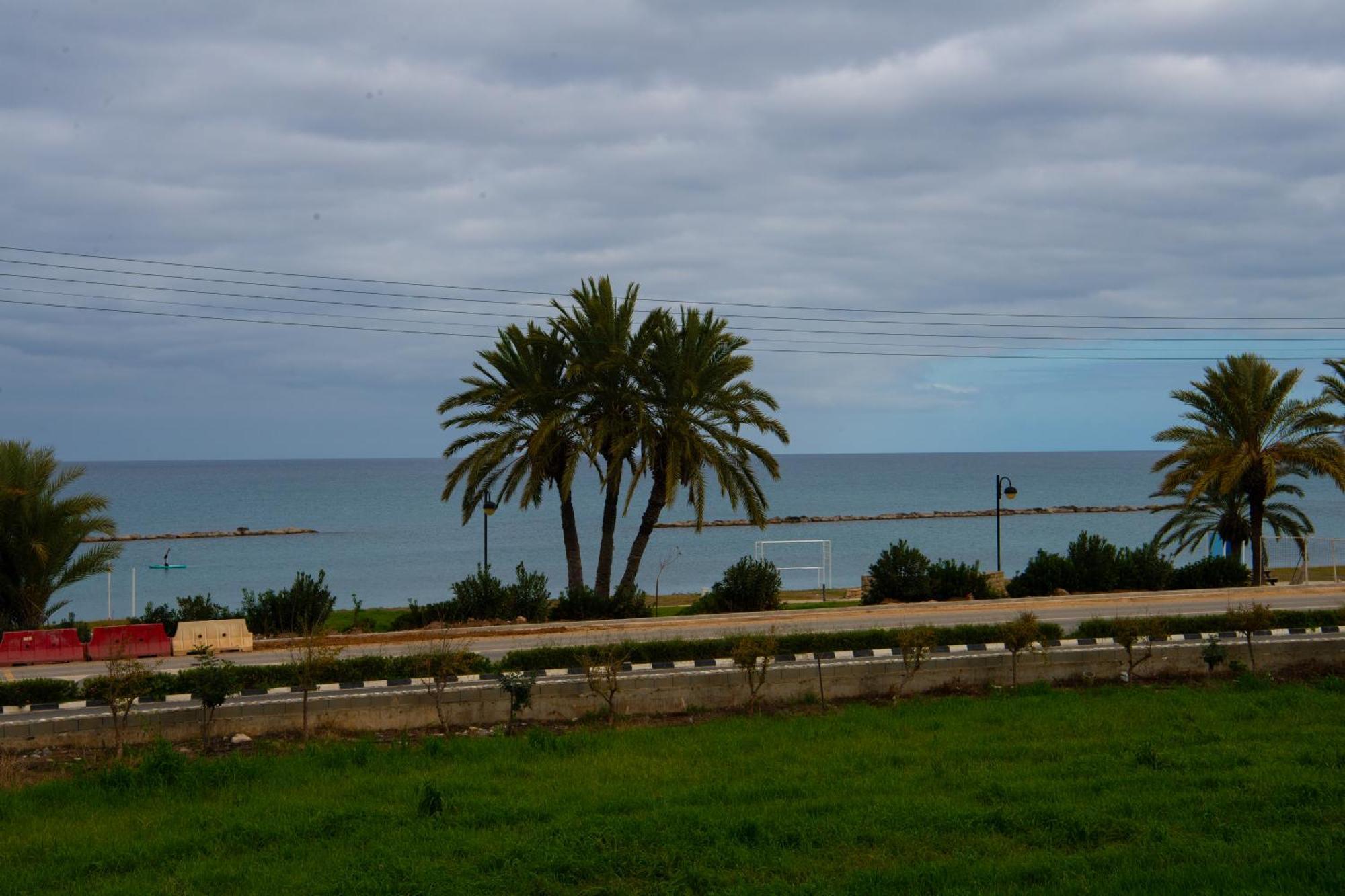 Path Latchi Beachfront Apartments エクステリア 写真