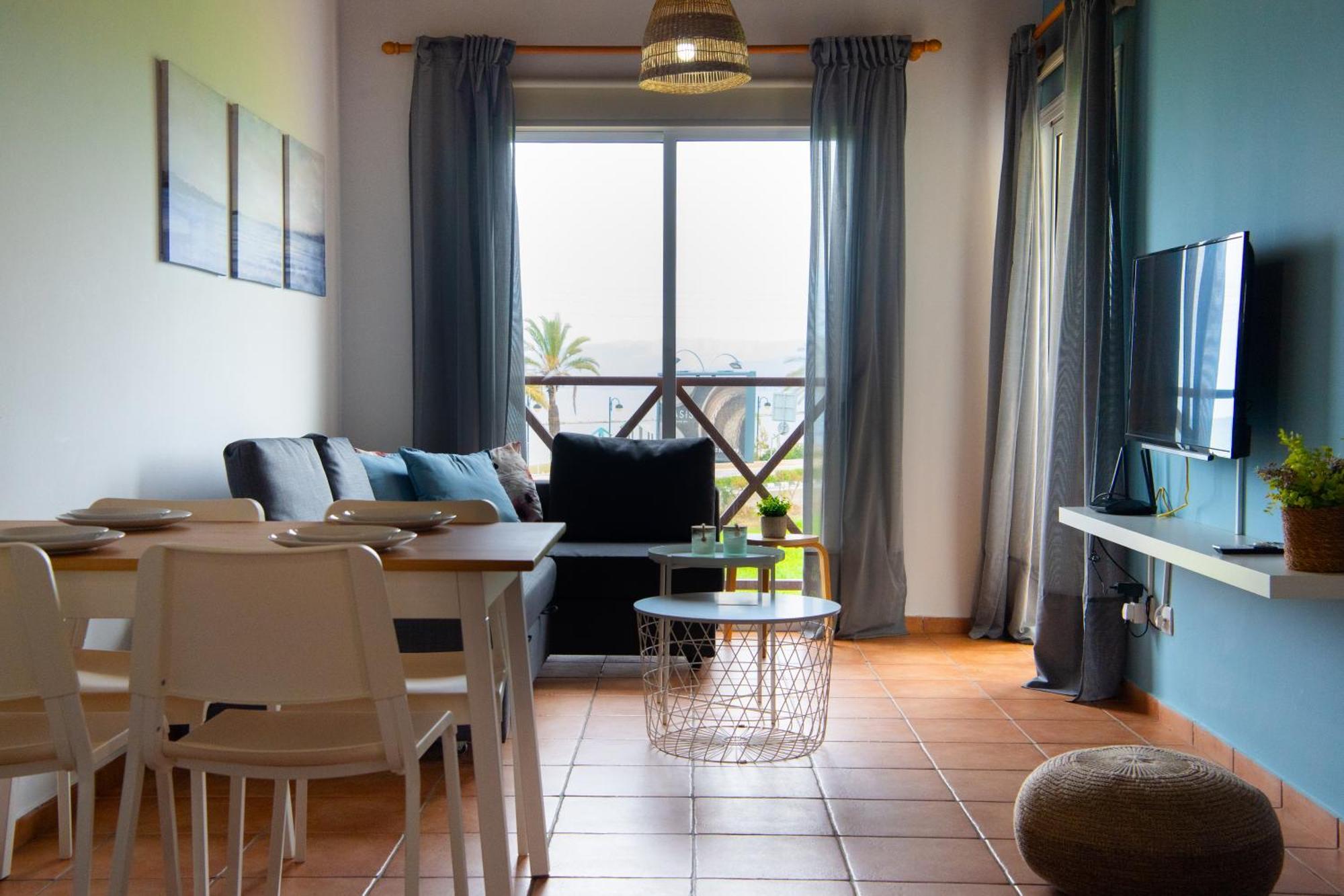 Path Latchi Beachfront Apartments エクステリア 写真